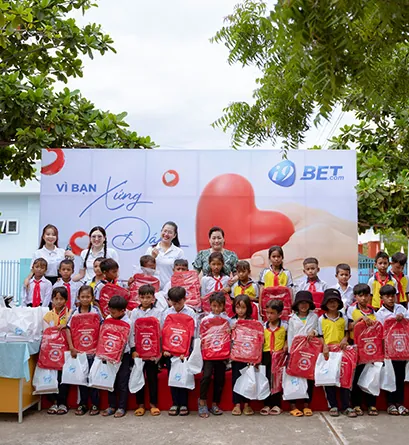 Hình ảnh một người lớn đang giám sát trẻ em sử dụng máy tính, minh họa kiểm soát của phụ huynh